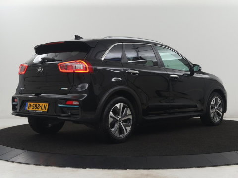 Kia e-Niro ExecutiveLine 64 kWh | SOH 93,9% | Leder | Memory | Stuur/stoel verwarming | Cruise control | Dodehoek detectie | JBL Sound | Carplay | Camera | Park assist | Achterbank verwarming