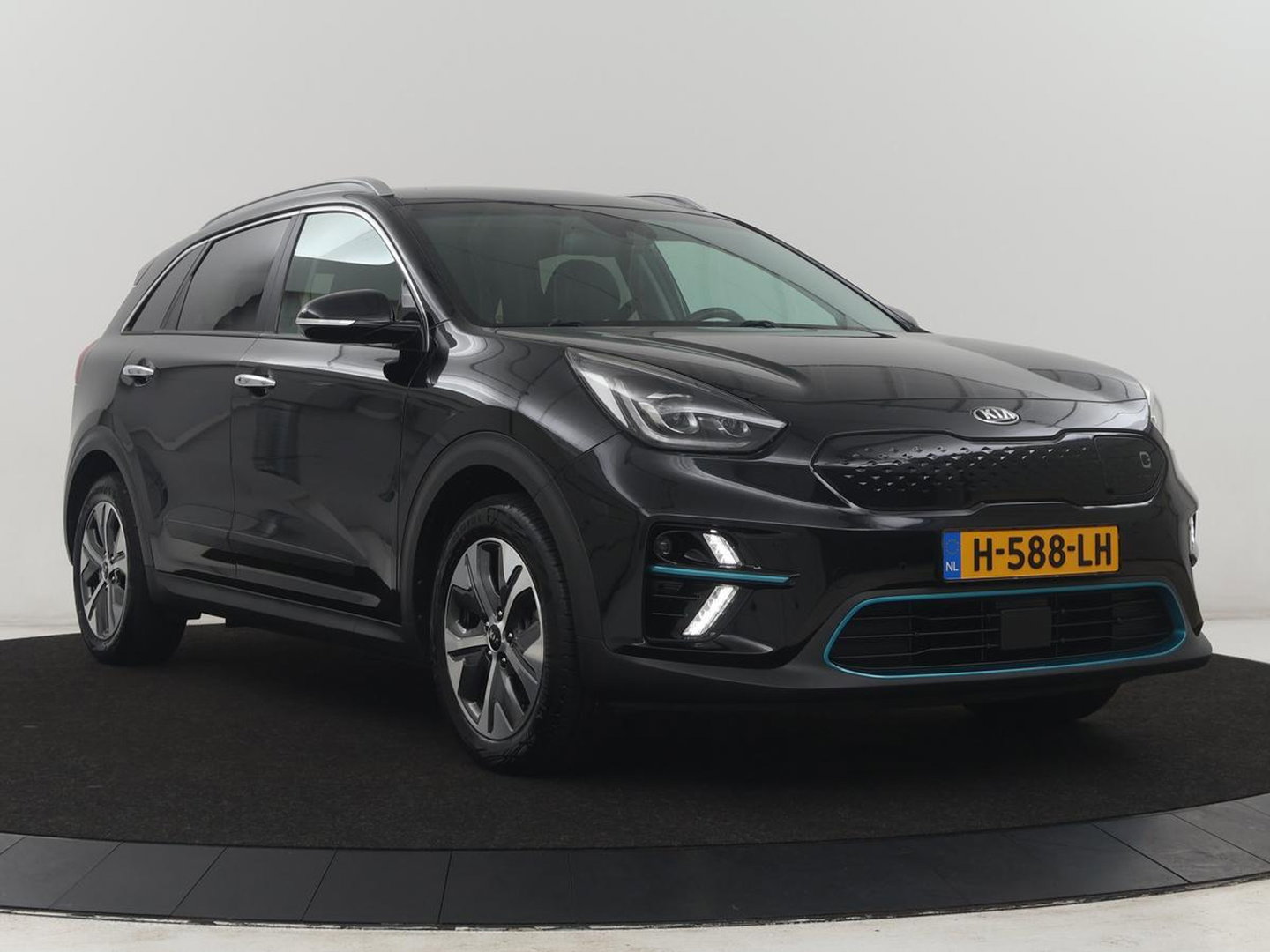 Kia e-Niro ExecutiveLine 64 kWh | SOH 93,9% | Leder | Memory | Stuur/stoel verwarming | Cruise control | Dodehoek detectie | JBL Sound | Carplay | Camera | Park assist | Achterbank verwarming