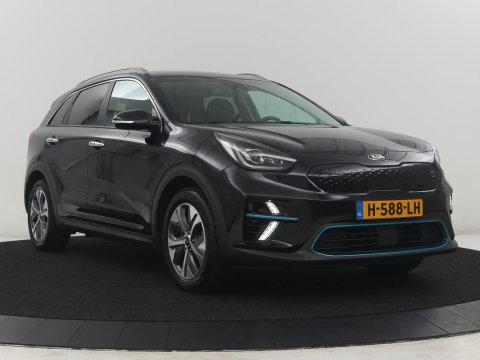 Kia e-Niro ExecutiveLine 64 kWh | SOH 93,9% | Leder | Memory | Stuur/stoel verwarming | Cruise control | Dodehoek detectie | JBL Sound | Carplay | Camera | Park assist | Achterbank verwarming