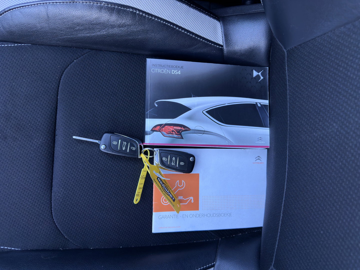 Citroën DS4 1.6 BlueHDi Business *LEATHER-FABRIC | MASSAGE-SPORTSEATS | DENON-AUDIO | NAVI-FULLMAP | BLINDSPOT | PRIVACY-GLASS | ECC | PDC | CRUISE | TOWBAR | 17''ALU*