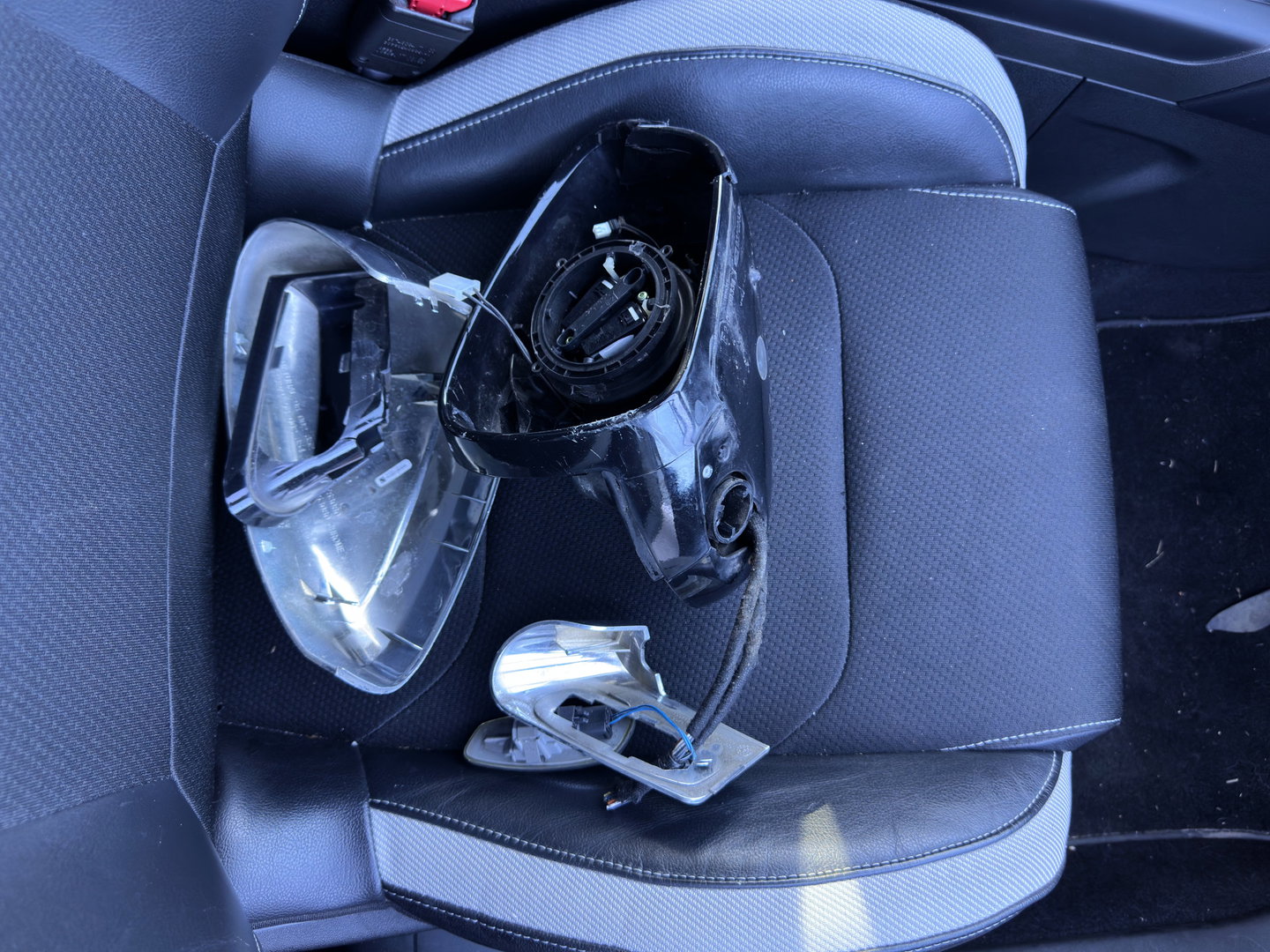 Citroën DS4 1.6 BlueHDi Business *LEATHER-FABRIC | MASSAGE-SPORTSEATS | DENON-AUDIO | NAVI-FULLMAP | BLINDSPOT | PRIVACY-GLASS | ECC | PDC | CRUISE | TOWBAR | 17''ALU*