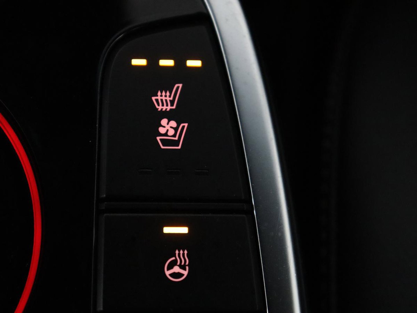 Kia e-Niro ExecutiveLine 64 kWh | SOH 93,9% | Leder | Memory | Stuur/stoel verwarming | Cruise control | Dodehoek detectie | JBL Sound | Carplay | Camera | Park assist | Achterbank verwarming