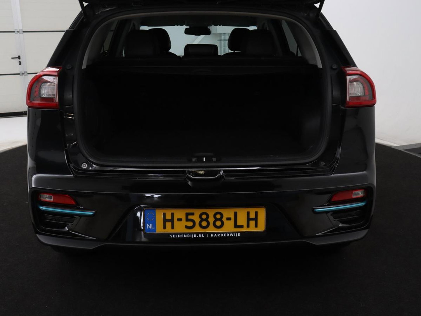 Kia e-Niro ExecutiveLine 64 kWh | SOH 93,9% | Leder | Memory | Stuur/stoel verwarming | Cruise control | Dodehoek detectie | JBL Sound | Carplay | Camera | Park assist | Achterbank verwarming