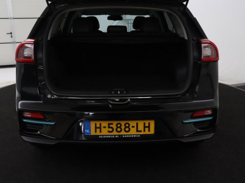 Kia e-Niro ExecutiveLine 64 kWh | SOH 93,9% | Leder | Memory | Stuur/stoel verwarming | Cruise control | Dodehoek detectie | JBL Sound | Carplay | Camera | Park assist | Achterbank verwarming