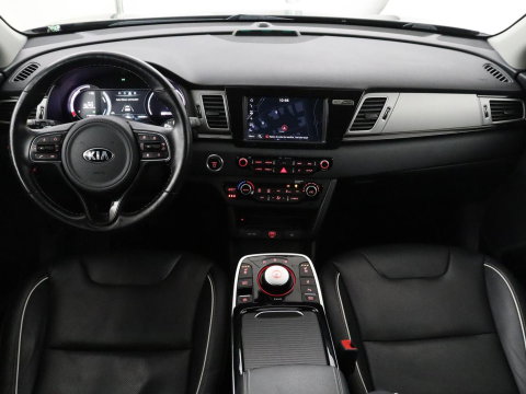 Kia e-Niro ExecutiveLine 64 kWh | SOH 93,9% | Leder | Memory | Stuur/stoel verwarming | Cruise control | Dodehoek detectie | JBL Sound | Carplay | Camera | Park assist | Achterbank verwarming