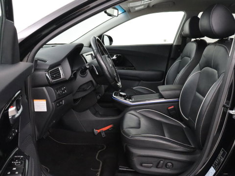 Kia e-Niro ExecutiveLine 64 kWh | SOH 93,9% | Leder | Memory | Stuur/stoel verwarming | Cruise control | Dodehoek detectie | JBL Sound | Carplay | Camera | Park assist | Achterbank verwarming