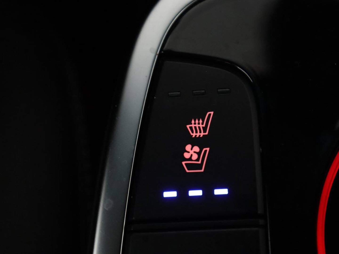 Kia e-Niro ExecutiveLine 64 kWh | SOH 93,9% | Leder | Memory | Stuur/stoel verwarming | Cruise control | Dodehoek detectie | JBL Sound | Carplay | Camera | Park assist | Achterbank verwarming