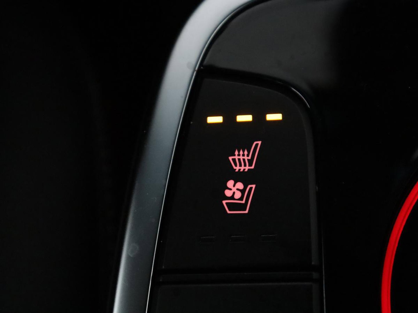 Kia e-Niro ExecutiveLine 64 kWh | SOH 93,9% | Leder | Memory | Stuur/stoel verwarming | Cruise control | Dodehoek detectie | JBL Sound | Carplay | Camera | Park assist | Achterbank verwarming