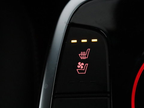 Kia e-Niro ExecutiveLine 64 kWh | SOH 93,9% | Leder | Memory | Stuur/stoel verwarming | Cruise control | Dodehoek detectie | JBL Sound | Carplay | Camera | Park assist | Achterbank verwarming