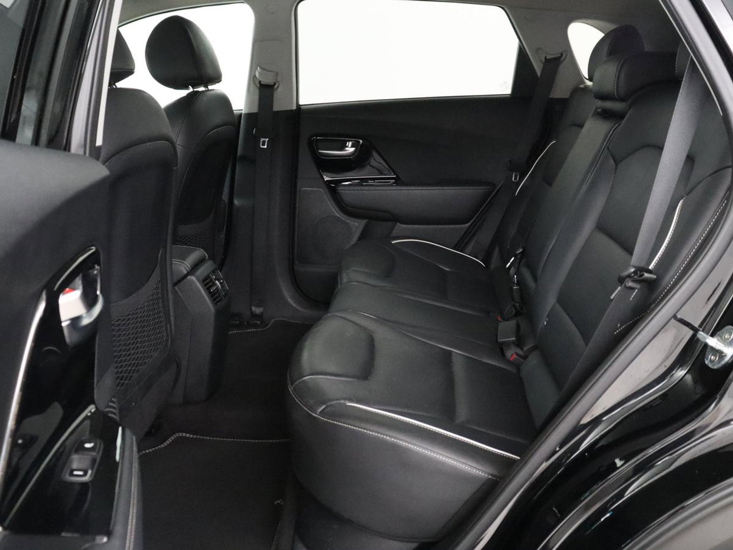 Kia e-Niro ExecutiveLine 64 kWh | SOH 93,9% | Leder | Memory | Stuur/stoel verwarming | Cruise control | Dodehoek detectie | JBL Sound | Carplay | Camera | Park assist | Achterbank verwarming