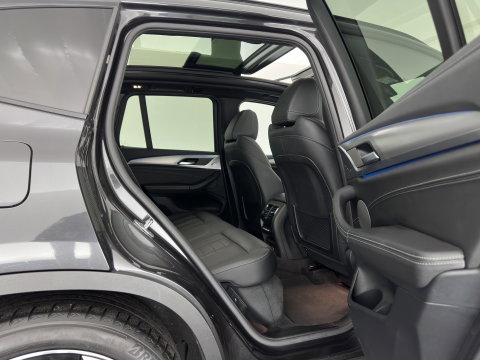 BMW iX3 High Executive 80 kWh [3-Fase-11kW] {SoH-100%} (INCL-BTW) Aut. *PANO | LEATHER | HARMAN/KARDON | ADAPTIVE-CRUISE | FULL-LED | BLINDSPOT | MEMORY-PACK | DIGI-COCKPIT | HEATED-SPORTSEATS | KEYLESS | CAMERA | DAB+ | TOWBAR | HEAD-UP | 20''AL