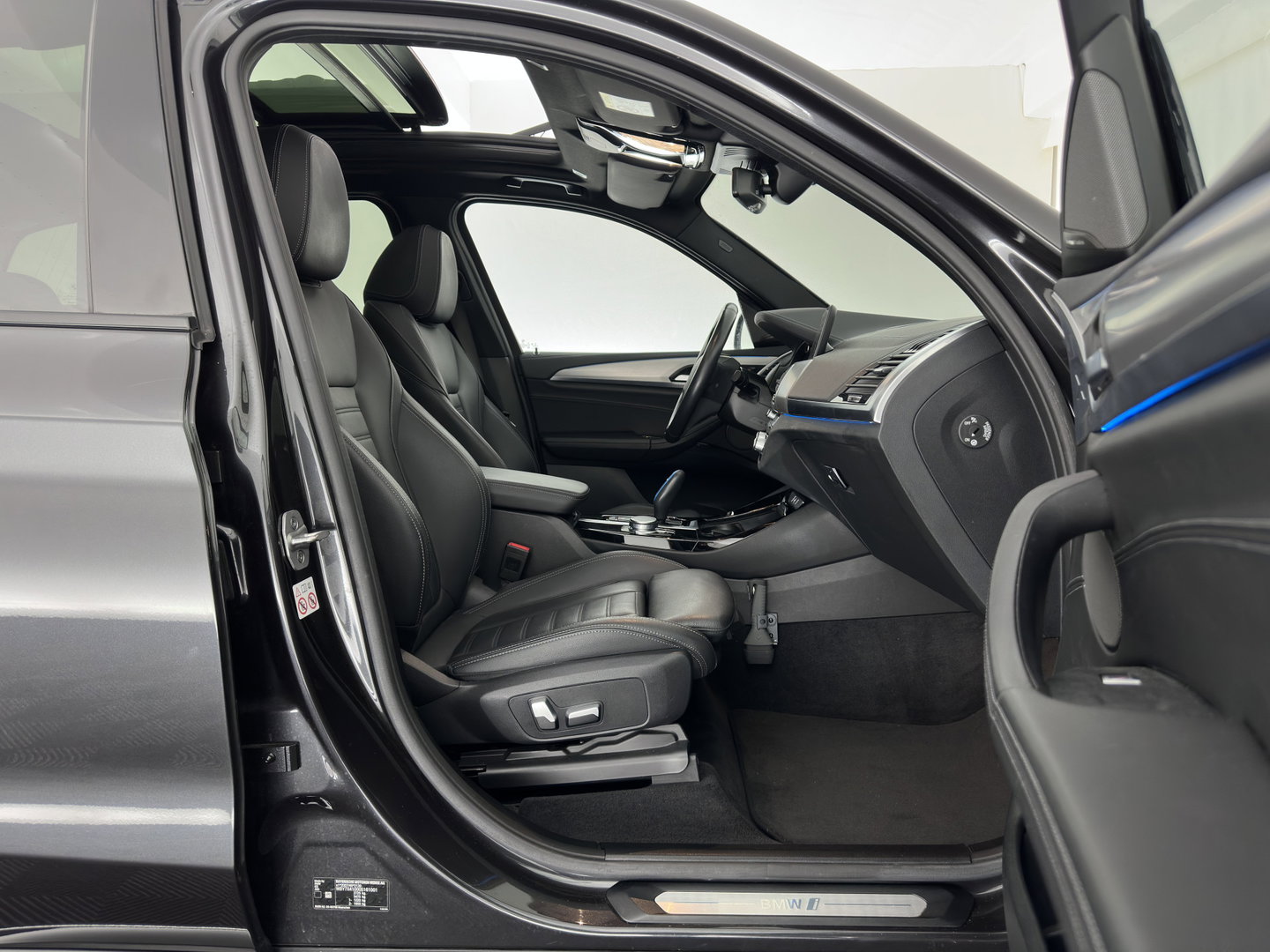 BMW iX3 High Executive 80 kWh [3-Fase-11kW] {SoH-100%} (INCL-BTW) Aut. *PANO | LEATHER | HARMAN/KARDON | ADAPTIVE-CRUISE | FULL-LED | BLINDSPOT | MEMORY-PACK | DIGI-COCKPIT | HEATED-SPORTSEATS | KEYLESS | CAMERA | DAB+ | TOWBAR | HEAD-UP | 20''AL
