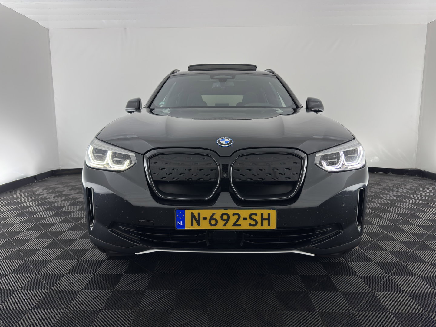 BMW iX3 High Executive 80 kWh [3-Fase-11kW] {SoH-100%} (INCL-BTW) Aut. *PANO | LEATHER | HARMAN/KARDON | ADAPTIVE-CRUISE | FULL-LED | BLINDSPOT | MEMORY-PACK | DIGI-COCKPIT | HEATED-SPORTSEATS | KEYLESS | CAMERA | DAB+ | TOWBAR | HEAD-UP | 20''AL