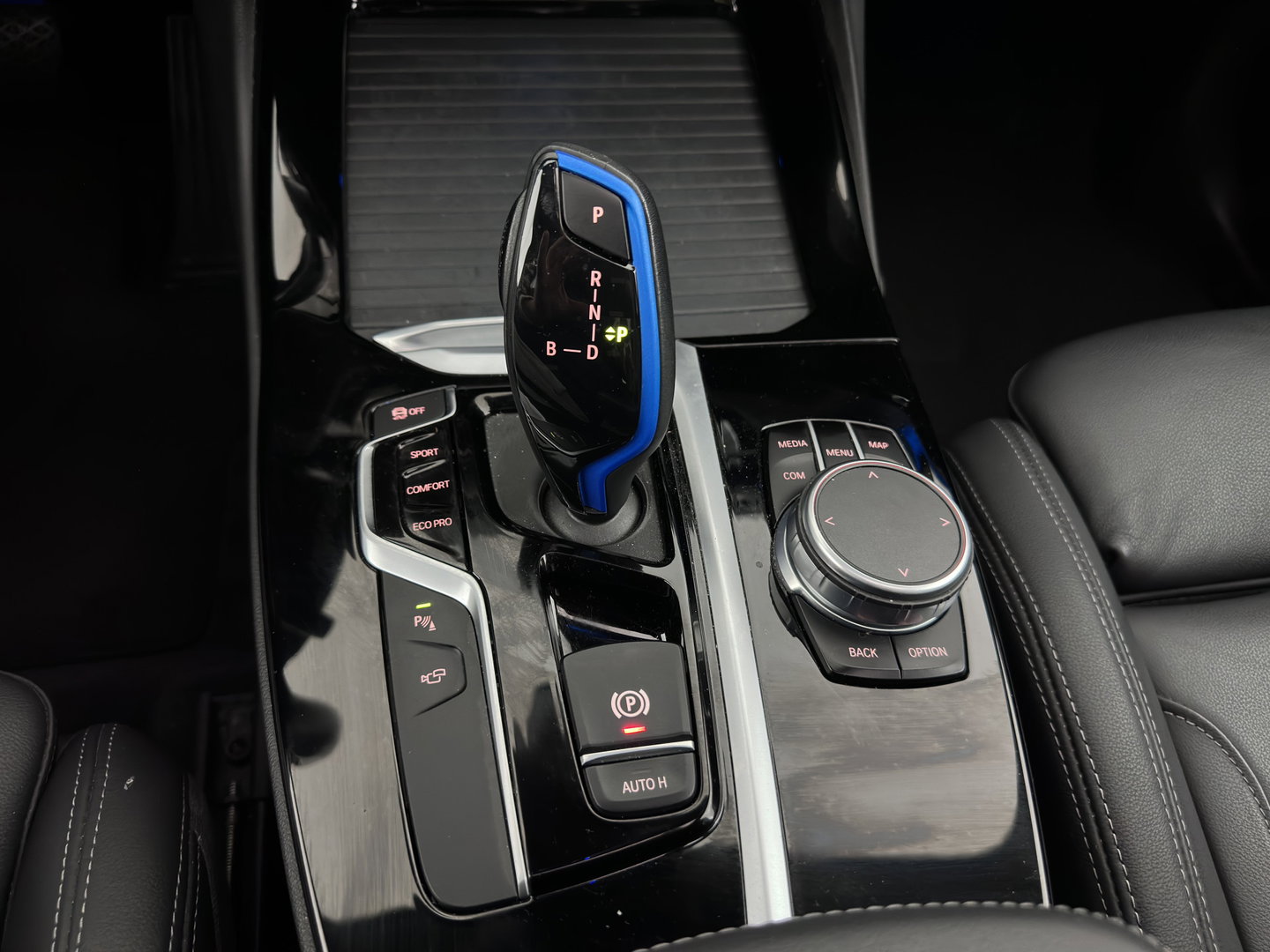 BMW iX3 High Executive 80 kWh [3-Fase-11kW] {SoH-100%} (INCL-BTW) Aut. *PANO | LEATHER | HARMAN/KARDON | ADAPTIVE-CRUISE | FULL-LED | BLINDSPOT | MEMORY-PACK | DIGI-COCKPIT | HEATED-SPORTSEATS | KEYLESS | CAMERA | DAB+ | TOWBAR | HEAD-UP | 20''AL