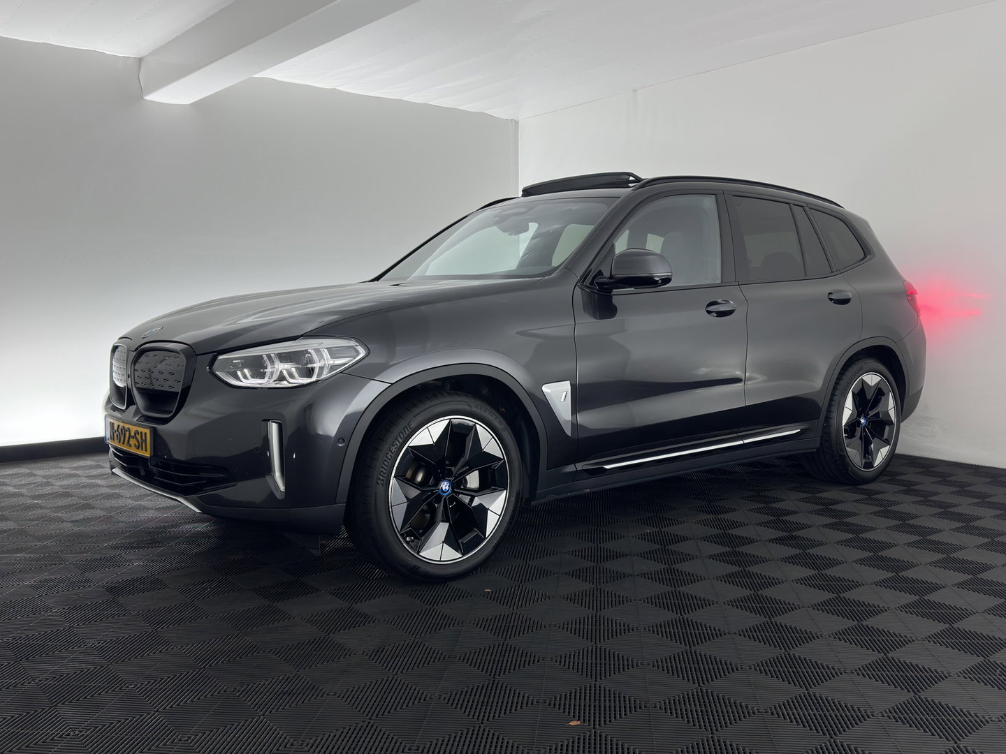 BMW iX3 High Executive 80 kWh [3-Fase-11kW] {SoH-100%} (INCL-BTW) Aut. *PANO | LEATHER | HARMAN/KARDON | ADAPTIVE-CRUISE | FULL-LED | BLINDSPOT | MEMORY-PACK | DIGI-COCKPIT | HEATED-SPORTSEATS | KEYLESS | CAMERA | DAB+ | TOWBAR | HEAD-UP | 20''AL