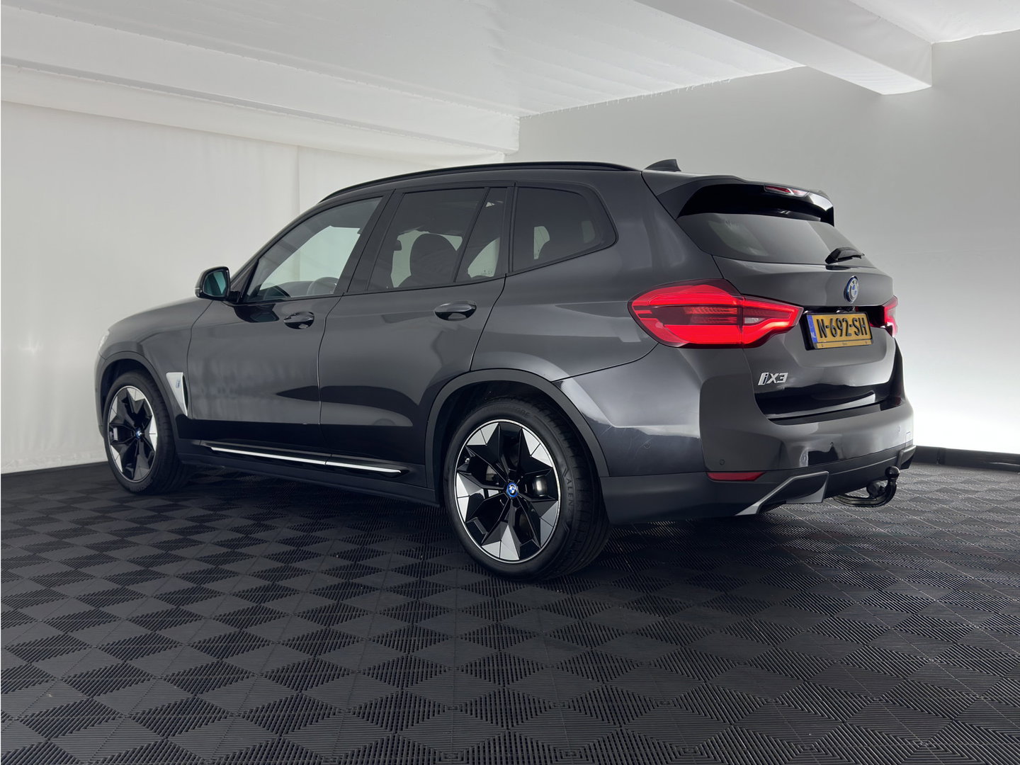 BMW iX3 High Executive 80 kWh [3-Fase-11kW] {SoH-100%} (INCL-BTW) Aut. *PANO | LEATHER | HARMAN/KARDON | ADAPTIVE-CRUISE | FULL-LED | BLINDSPOT | MEMORY-PACK | DIGI-COCKPIT | HEATED-SPORTSEATS | KEYLESS | CAMERA | DAB+ | TOWBAR | HEAD-UP | 20''AL