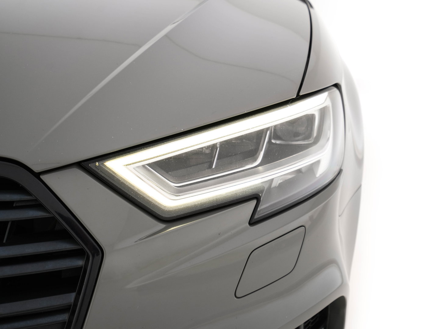 Audi A3 Sportback 35 TFSI S-Line Edition MHEV Aut. *PANO | LEATHER-FABRIC | LED-LIGHTS | DIGI-COCKPIT | NAVI-FULLMAP | HEATED-SPORTSEATS | PRIVACY-GLASS | ECC | PDC | CRUISE | 18''ALU*