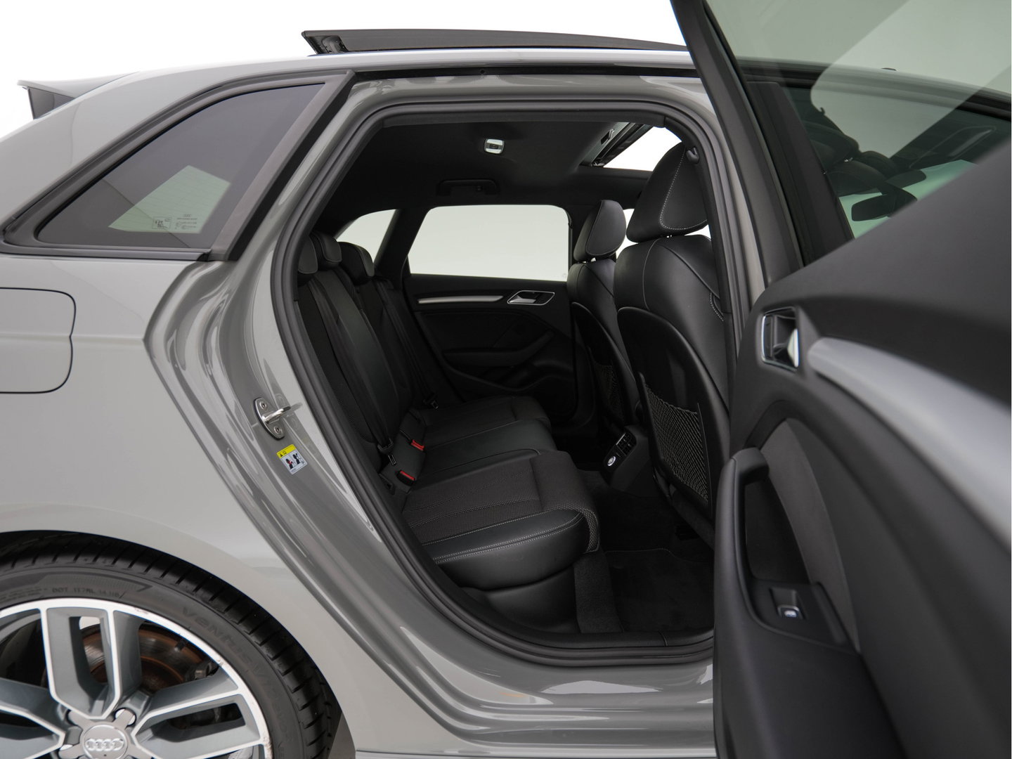 Audi A3 Sportback 35 TFSI S-Line Edition MHEV Aut. *PANO | LEATHER-FABRIC | LED-LIGHTS | DIGI-COCKPIT | NAVI-FULLMAP | HEATED-SPORTSEATS | PRIVACY-GLASS | ECC | PDC | CRUISE | 18''ALU*