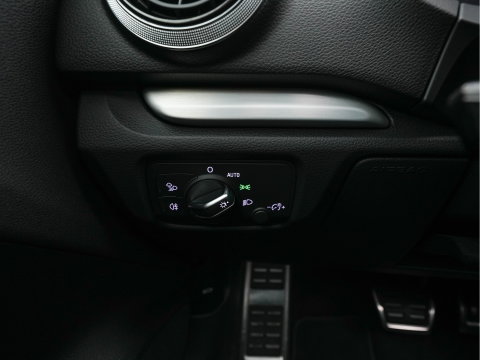 Audi A3 Sportback 35 TFSI S-Line Edition MHEV Aut. *PANO | LEATHER-FABRIC | LED-LIGHTS | DIGI-COCKPIT | NAVI-FULLMAP | HEATED-SPORTSEATS | PRIVACY-GLASS | ECC | PDC | CRUISE | 18''ALU*
