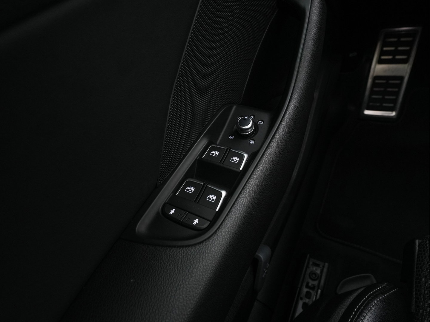 Audi A3 Sportback 35 TFSI S-Line Edition MHEV Aut. *PANO | LEATHER-FABRIC | LED-LIGHTS | DIGI-COCKPIT | NAVI-FULLMAP | HEATED-SPORTSEATS | PRIVACY-GLASS | ECC | PDC | CRUISE | 18''ALU*