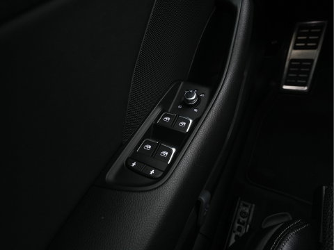 Audi A3 Sportback 35 TFSI S-Line Edition MHEV Aut. *PANO | LEATHER-FABRIC | LED-LIGHTS | DIGI-COCKPIT | NAVI-FULLMAP | HEATED-SPORTSEATS | PRIVACY-GLASS | ECC | PDC | CRUISE | 18''ALU*