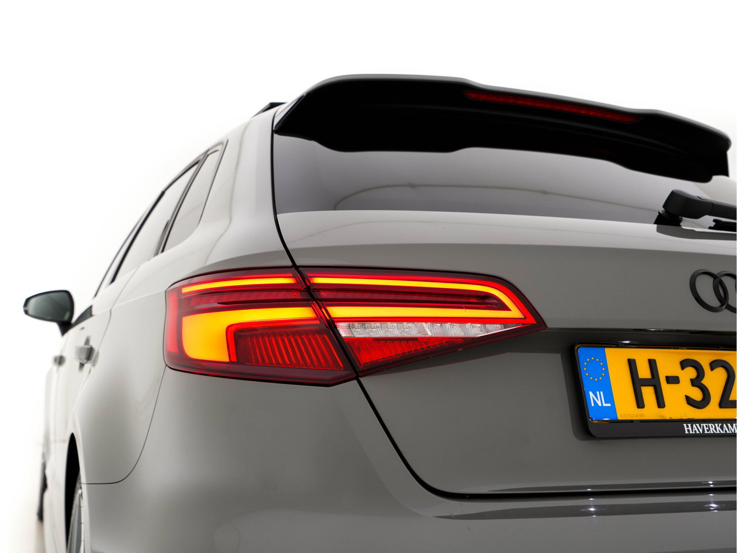 Audi A3 Sportback 35 TFSI S-Line Edition MHEV Aut. *PANO | LEATHER-FABRIC | LED-LIGHTS | DIGI-COCKPIT | NAVI-FULLMAP | HEATED-SPORTSEATS | PRIVACY-GLASS | ECC | PDC | CRUISE | 18''ALU*