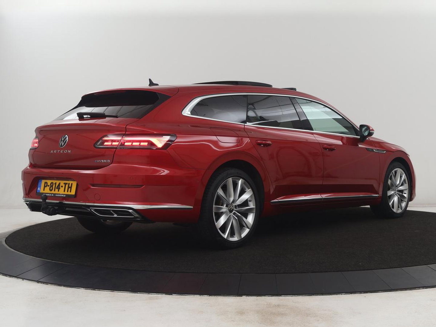 Volkswagen Arteon Shooting Brake 1.4 TSI eHybrid R-Line Busin | SOH 90,4% | Leder/alcantara | Panoramadak | Adaptive cruise | Trekhaak | Head-up | Dodehoek detectie | 360 camera | Park assist | Carplay