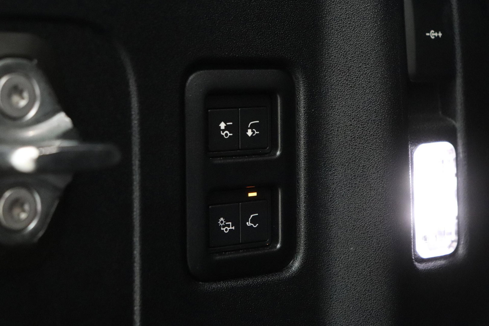 Land Rover Defender P300e S | Luchtvering | 360° Camera | Trekhaak | BLIS | Keyless | ACC | 20 Inch