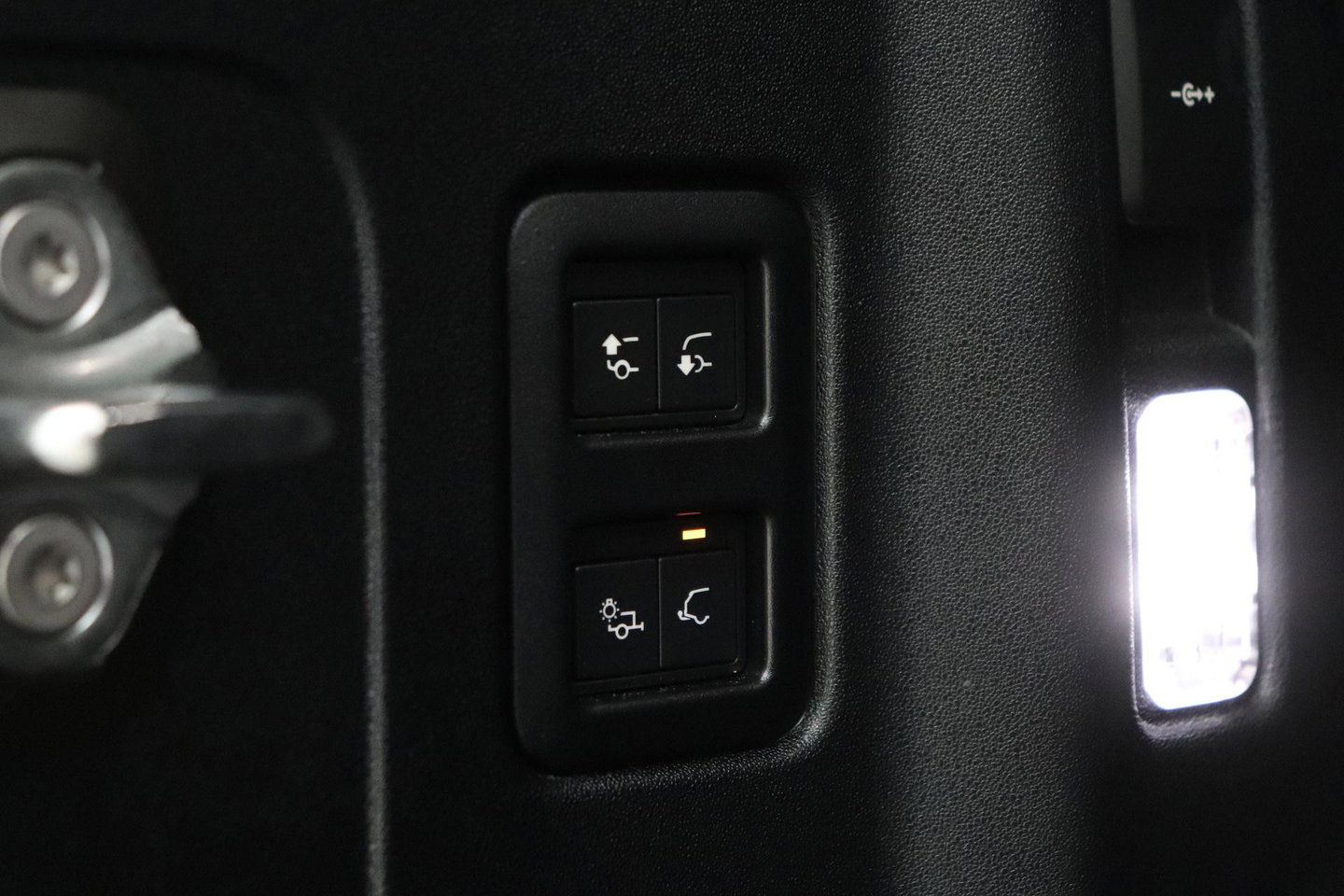 Land Rover Defender P300e S | Luchtvering | 360° Camera | Trekhaak | BLIS | Keyless | ACC | 20 Inch