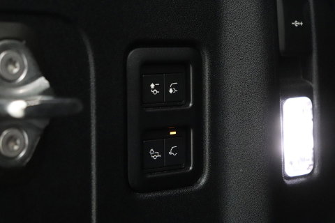 Land Rover Defender P300e S | Luchtvering | 360° Camera | Trekhaak | BLIS | Keyless | ACC | 20 Inch
