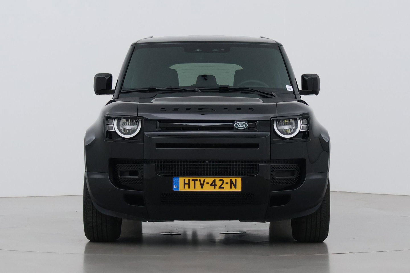 Land Rover Defender P300e S | Luchtvering | 360° Camera | Trekhaak | BLIS | Keyless | ACC | 20 Inch