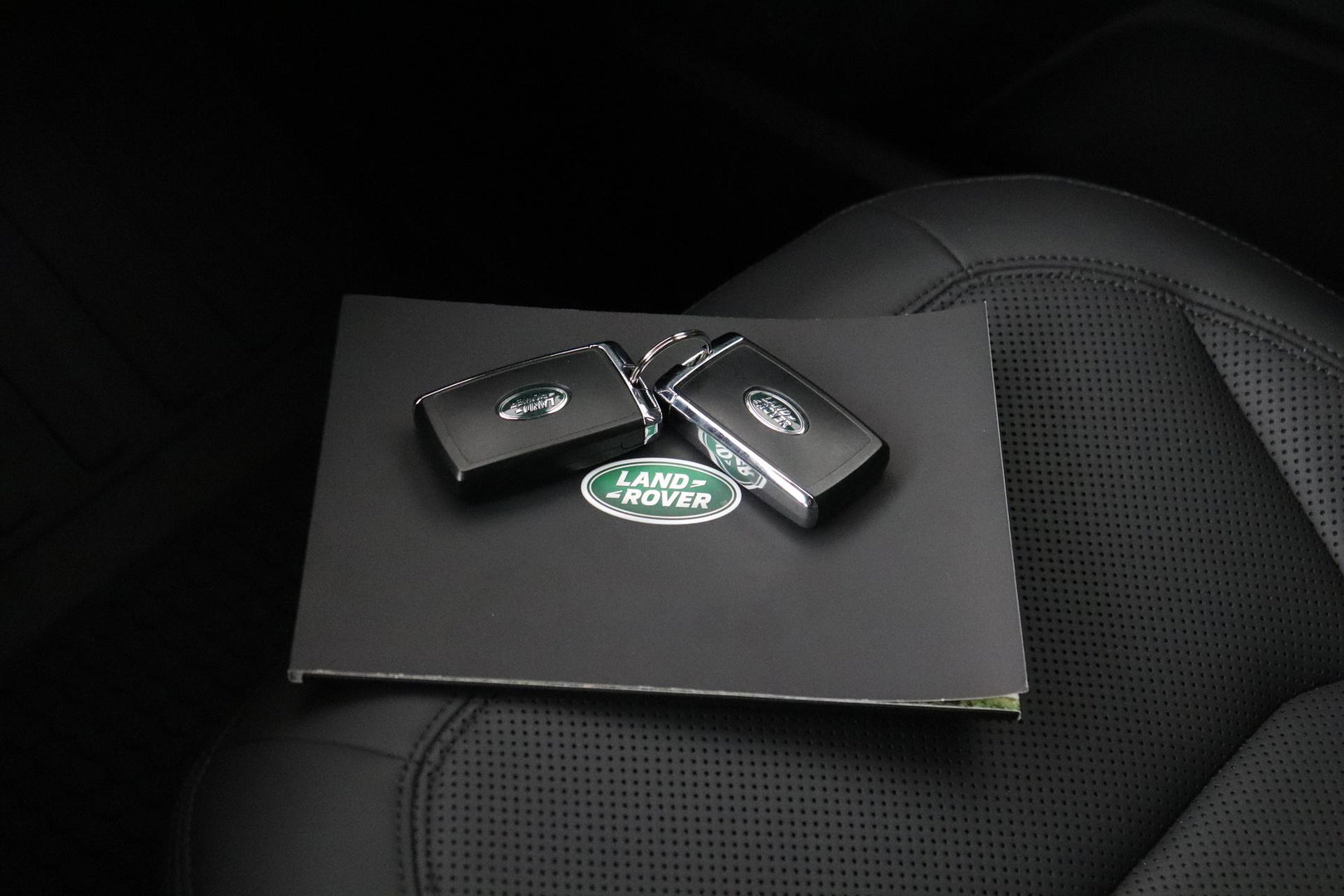 Land Rover Defender P300e S | Luchtvering | 360° Camera | Trekhaak | BLIS | Keyless | ACC | 20 Inch