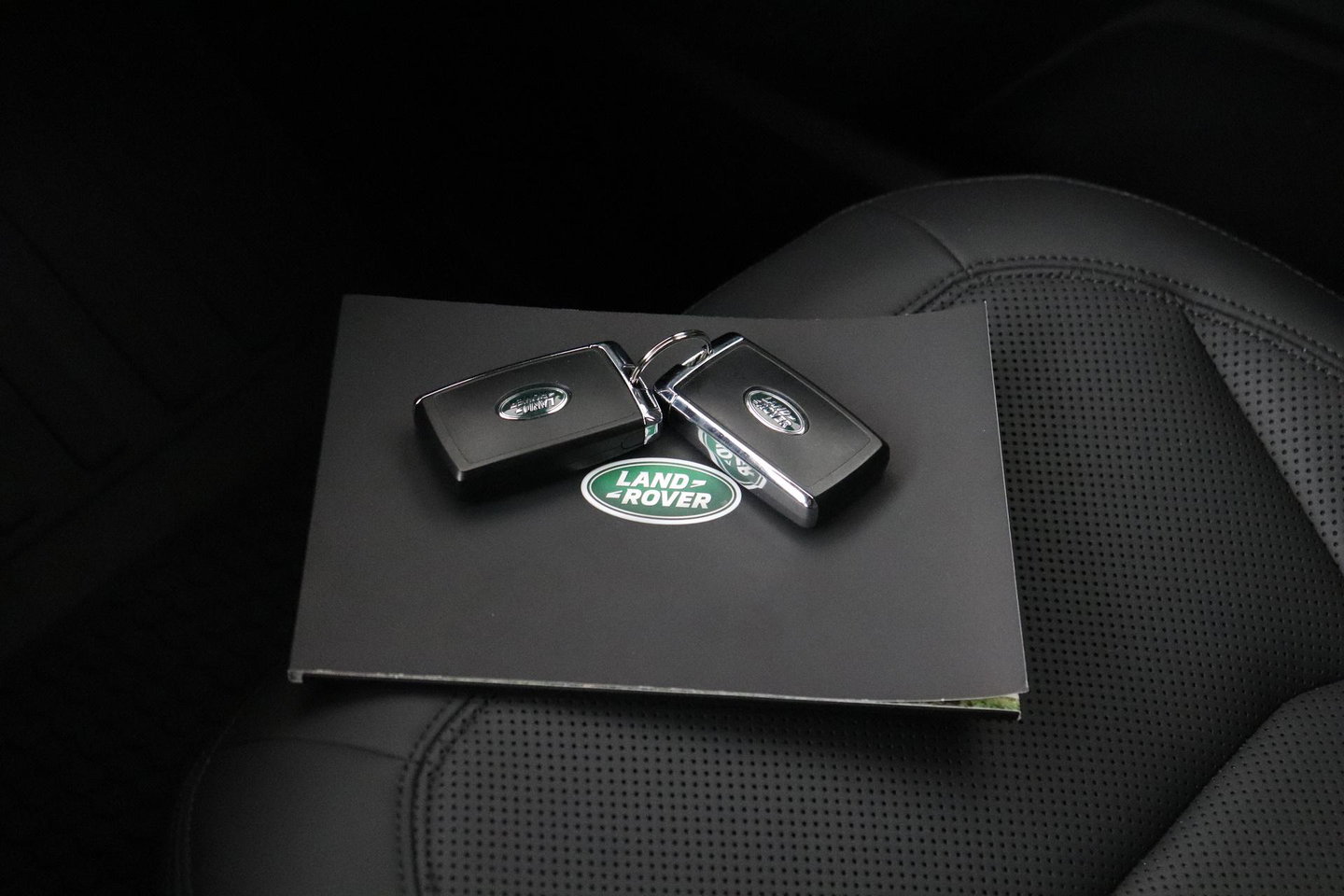Land Rover Defender P300e S | Luchtvering | 360° Camera | Trekhaak | BLIS | Keyless | ACC | 20 Inch