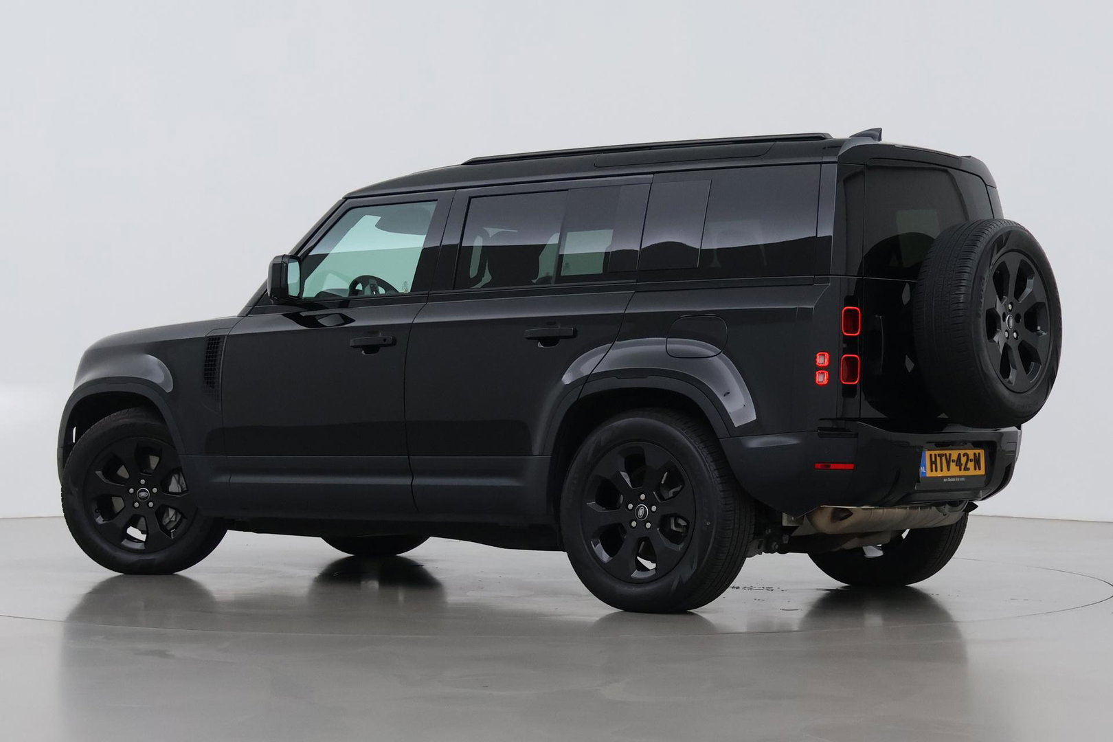 Land Rover Defender P300e S | Luchtvering | 360° Camera | Trekhaak | BLIS | Keyless | ACC | 20 Inch