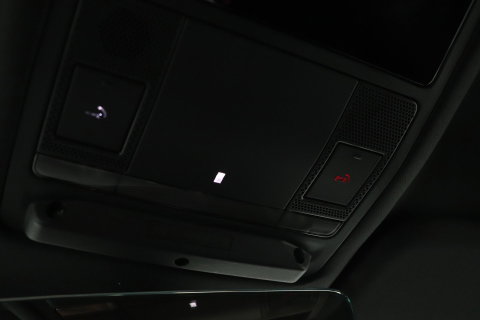 Land Rover Defender P300e S | Luchtvering | 360° Camera | Trekhaak | BLIS | Keyless | ACC | 20 Inch