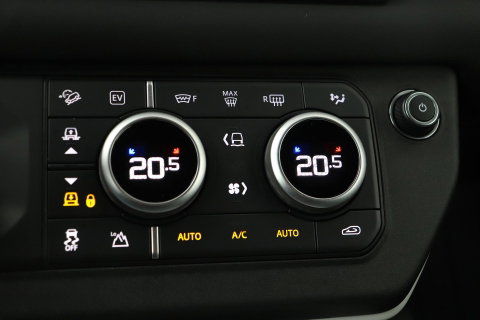Land Rover Defender P300e S | Luchtvering | 360° Camera | Trekhaak | BLIS | Keyless | ACC | 20 Inch