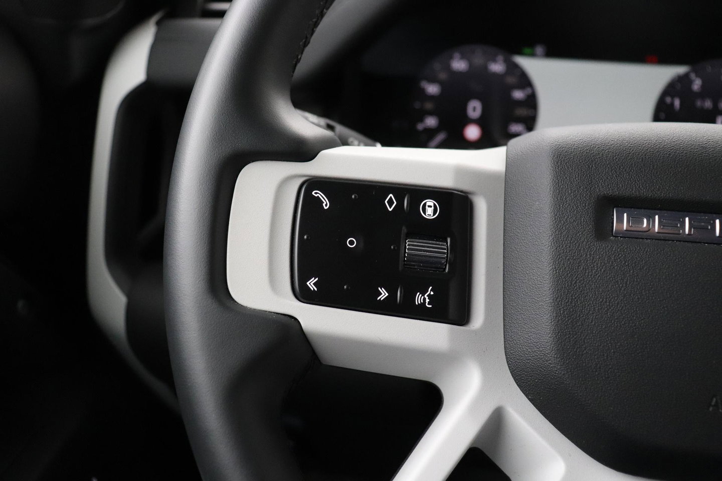 Land Rover Defender P300e S | Luchtvering | 360° Camera | Trekhaak | BLIS | Keyless | ACC | 20 Inch