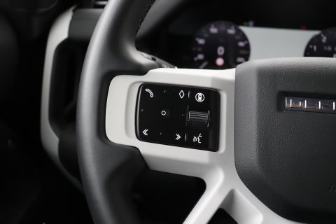 Land Rover Defender P300e S | Luchtvering | 360° Camera | Trekhaak | BLIS | Keyless | ACC | 20 Inch