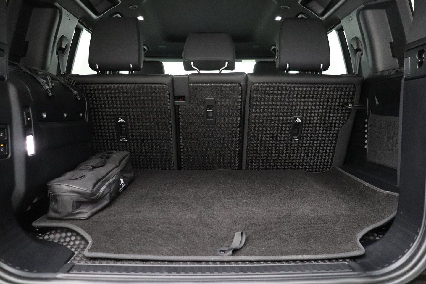 Land Rover Defender P300e S | Luchtvering | 360° Camera | Trekhaak | BLIS | Keyless | ACC | 20 Inch