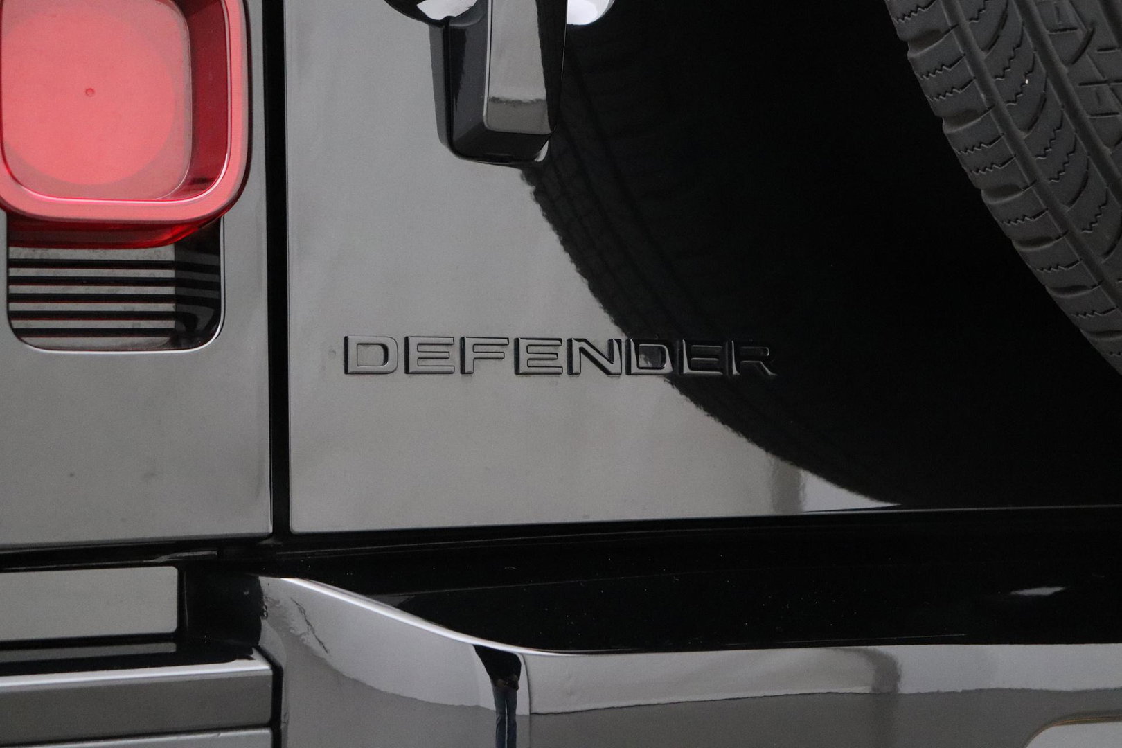 Land Rover Defender P300e S | Luchtvering | 360° Camera | Trekhaak | BLIS | Keyless | ACC | 20 Inch