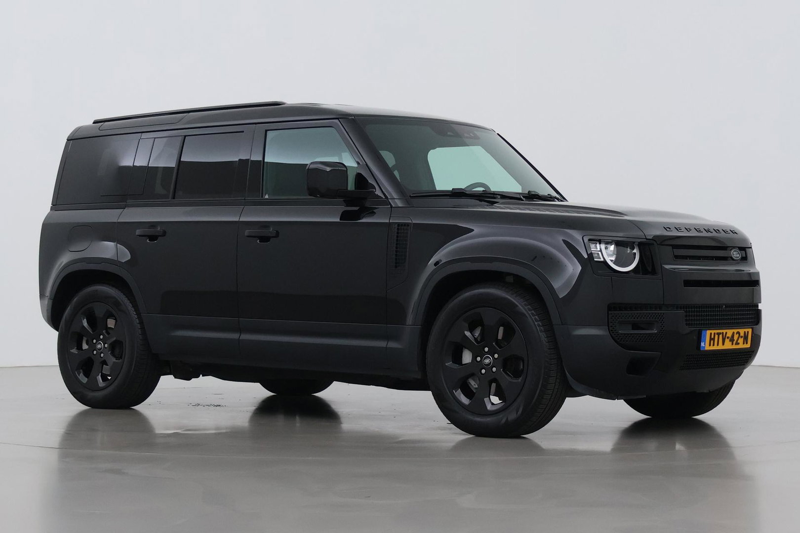 Land Rover Defender P300e S | Luchtvering | 360° Camera | Trekhaak | BLIS | Keyless | ACC | 20 Inch