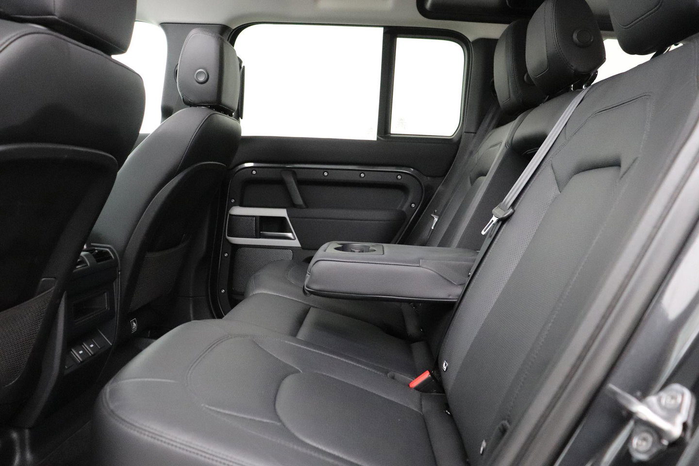 Land Rover Defender 110 P400e X-Dynamic SE | 22 Inch | Luchtvering | Panoramadak | Trekhaak | 360° Camera | Meridian | Stoel+Stuurverwarming