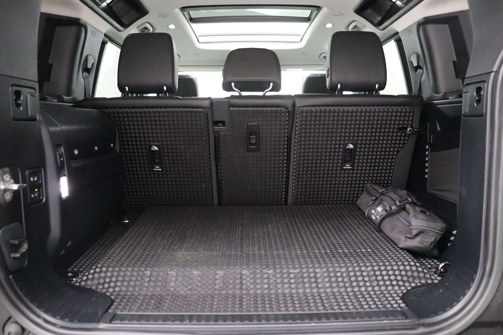 Land Rover Defender 110 P400e X-Dynamic SE | 22 Inch | Luchtvering | Panoramadak | Trekhaak | 360° Camera | Meridian | Stoel+Stuurverwarming