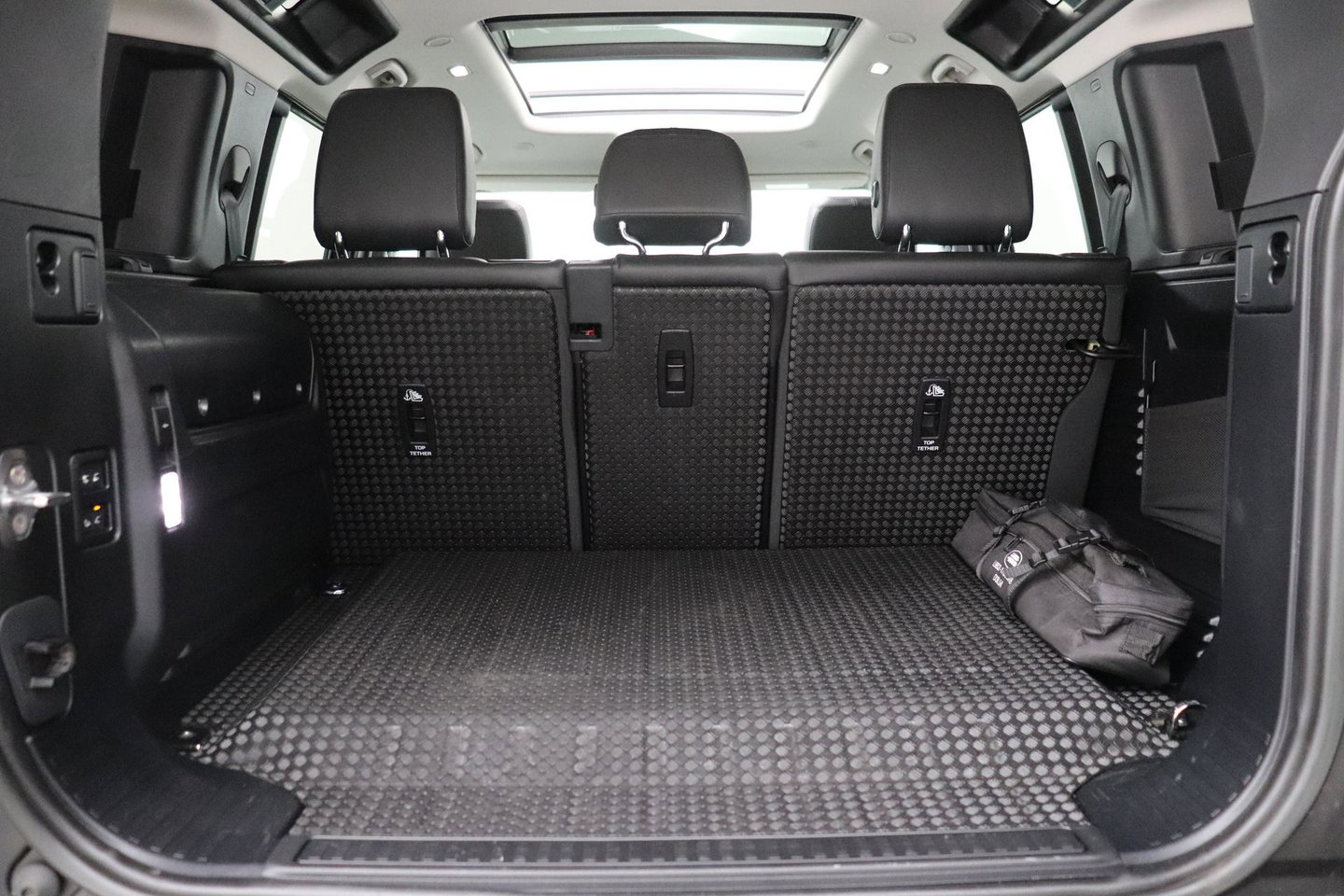 Land Rover Defender 110 P400e X-Dynamic SE | 22 Inch | Luchtvering | Panoramadak | Trekhaak | 360° Camera | Meridian | Stoel+Stuurverwarming