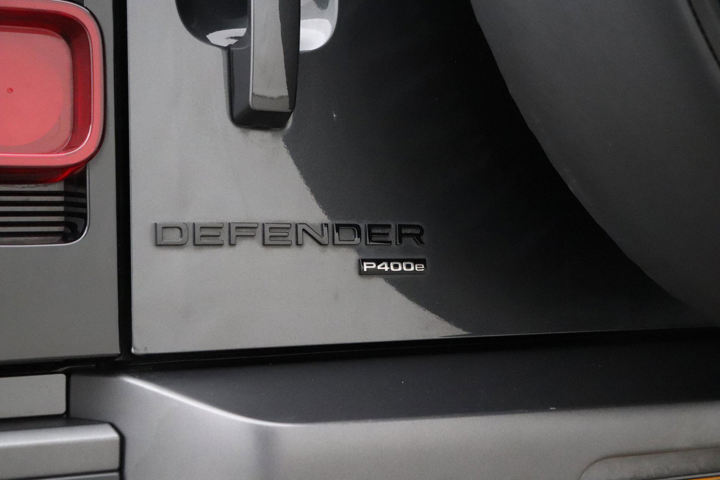 Land Rover Defender 110 P400e X-Dynamic SE | 22 Inch | Luchtvering | Panoramadak | Trekhaak | 360° Camera | Meridian | Stoel+Stuurverwarming