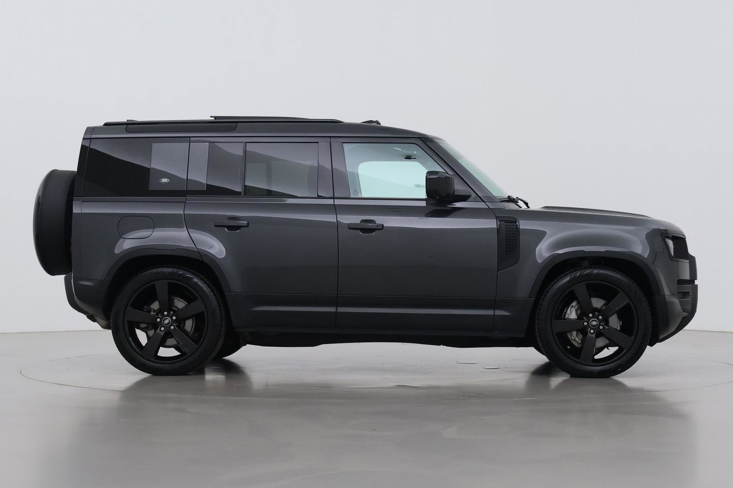 Land Rover Defender 110 P400e X-Dynamic SE | 22 Inch | Luchtvering | Panoramadak | Trekhaak | 360° Camera | Meridian | Stoel+Stuurverwarming