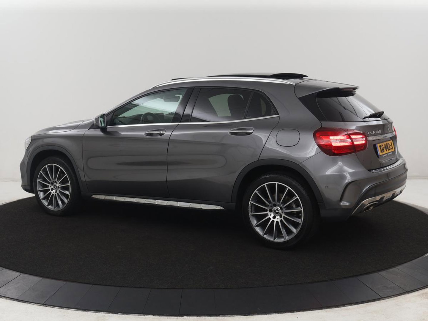 Mercedes-Benz GLA 180 Premium | Panoramadak | Leder | Cruise control | Stoelverwarming | Camera | Park assist | Navigatie | Carplay | Climate control | Full LED