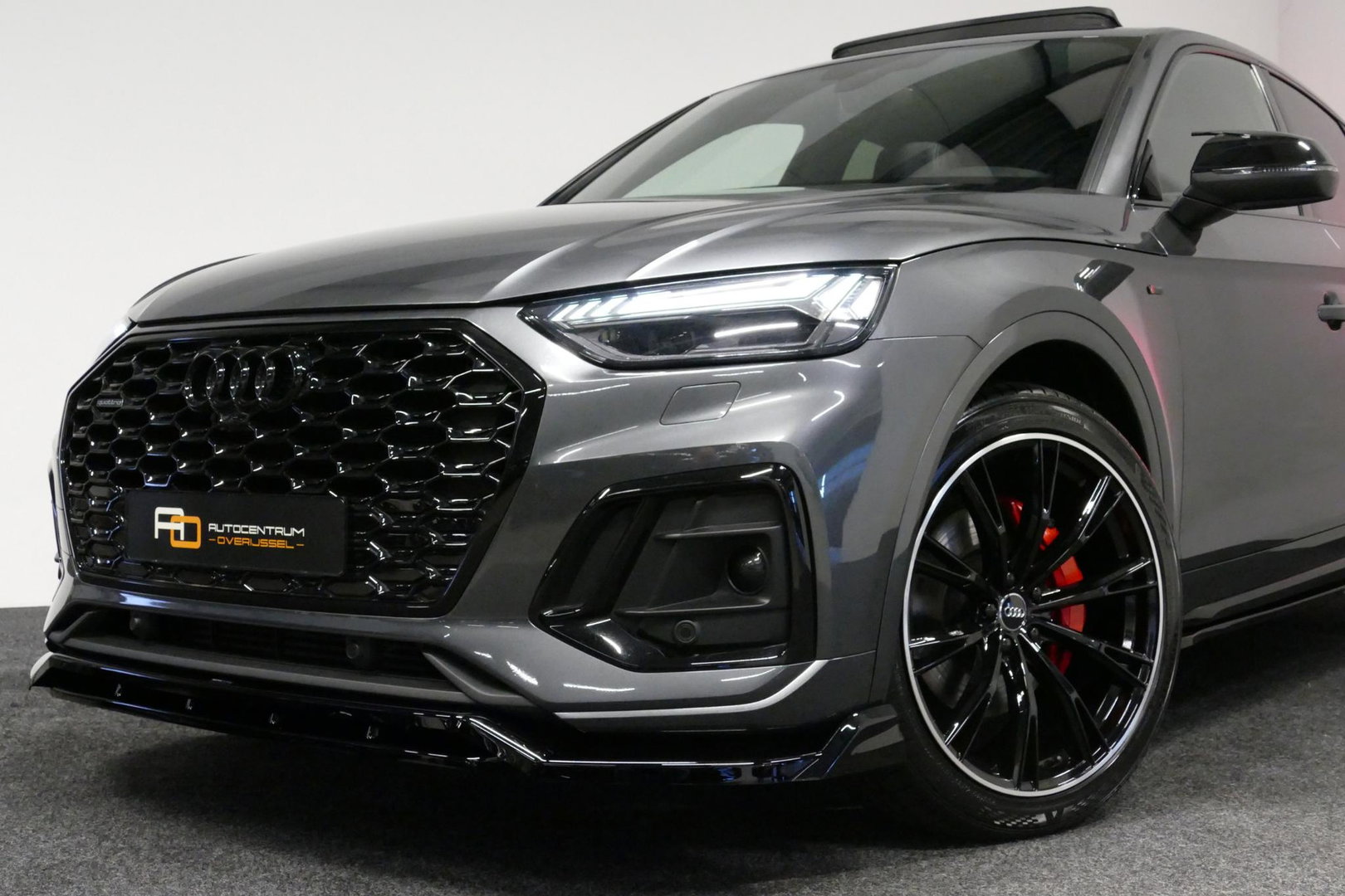 Audi Q5 Sportback 55 TFSI e S edition Competition / S Line / Maxton Design Bodykit V.2 / Panoramadak / Luchtvering / Matrix LED koplampen / Apple Carplay - Android Auto / Ambienteverlichting / Stoelverwarming / Achteruitrijcamera / 21'' LMV
