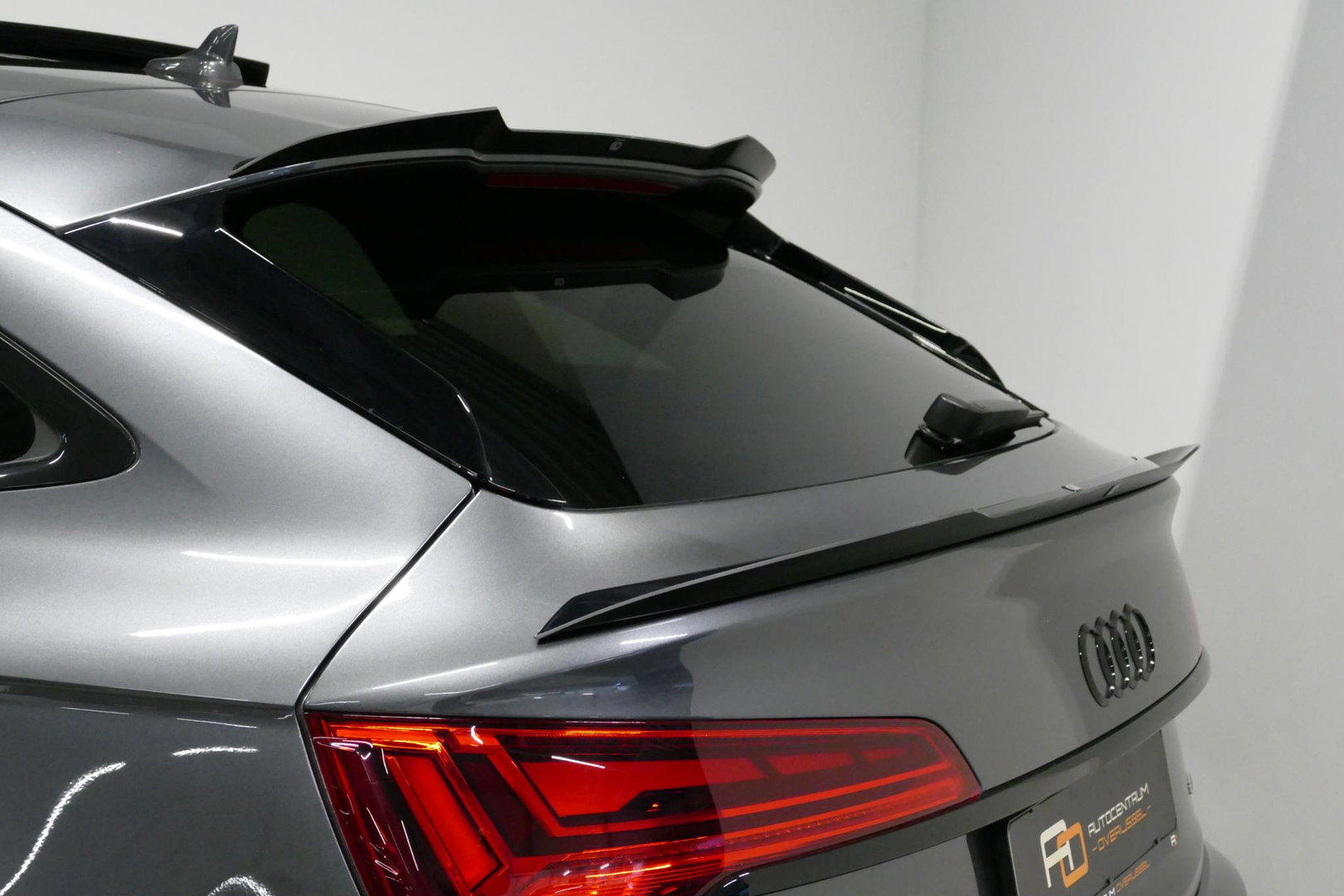Audi Q5 Sportback 55 TFSI e S edition Competition / S Line / Maxton Design Bodykit V.2 / Panoramadak / Luchtvering / Matrix LED koplampen / Apple Carplay - Android Auto / Ambienteverlichting / Stoelverwarming / Achteruitrijcamera / 21'' LMV
