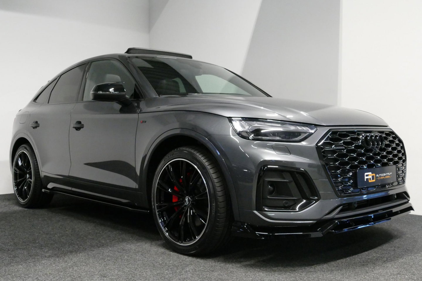 Audi Q5 Sportback 55 TFSI e S edition Competition / S Line / Maxton Design Bodykit V.2 / Panoramadak / Luchtvering / Matrix LED koplampen / Apple Carplay - Android Auto / Ambienteverlichting / Stoelverwarming / Achteruitrijcamera / 21'' LMV